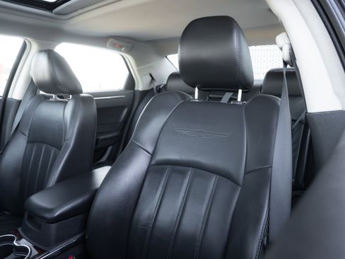 Used 2010 Chrysler 300 C image 19
