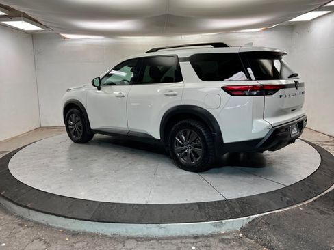 Used 2022 Nissan Pathfinder SV image 3