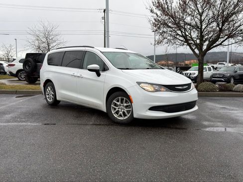 Used 2021 Chrysler Voyager LXi image 1