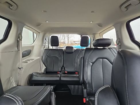 Used 2024 Chrysler Pacifica Touring-L image 37