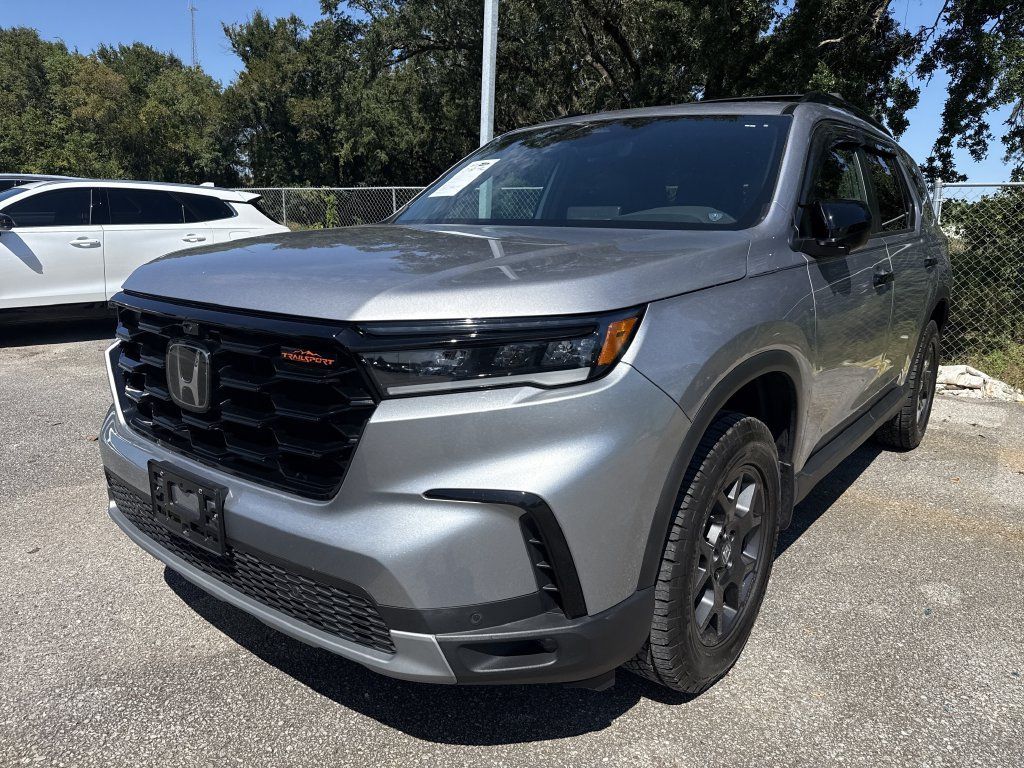 Used 2025 Honda Pilot TrailSport image 3