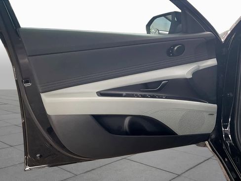 Certified 2025 Hyundai Elantra Limited FWD image 22