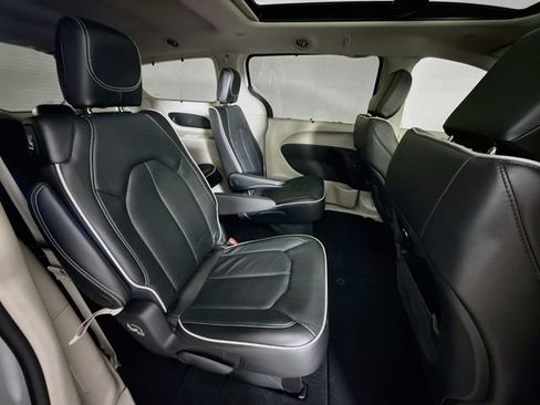 Used 2024 Chrysler Pacifica Limited AWD/4WD image 29