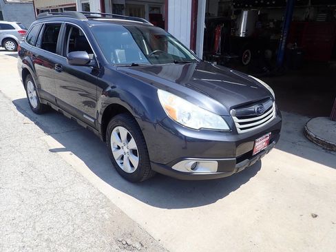 Used 2010 Subaru Outback 2.5i Premium image 24