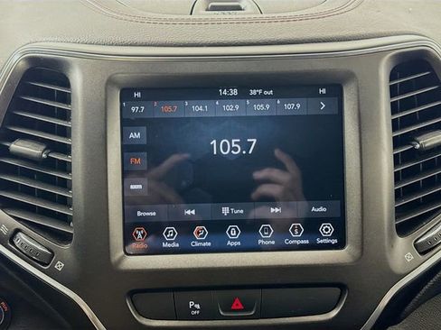 Used 2019 Jeep Cherokee Trailhawk image 14