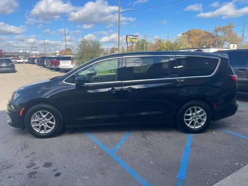 Used 2024 Chrysler Voyager LX image 4