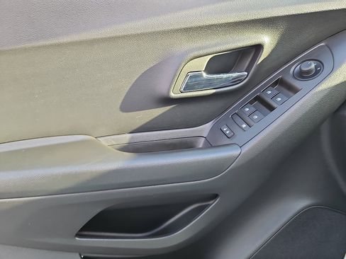 Used 2022 Chevrolet Trax LT w/ LT Convenience Package image 12