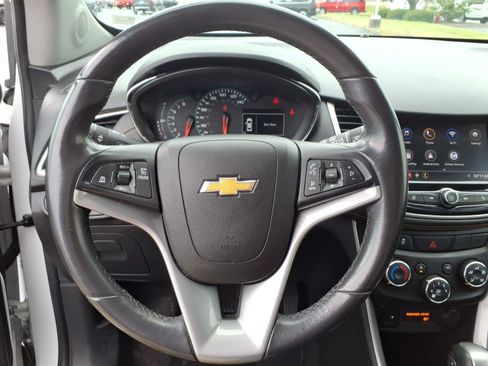 Used 2022 Chevrolet Trax LT w/ LT Convenience Package AWD/4WD image 19