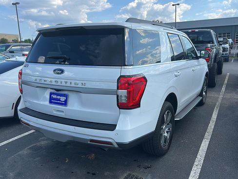 Used 2023 Ford Expedition XLT AWD/4WD image 3