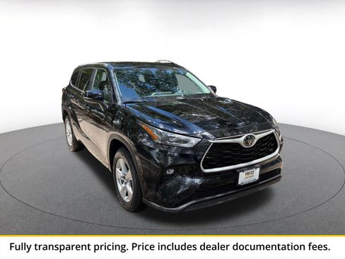 Used 2025 Toyota Highlander LE FWD image 1