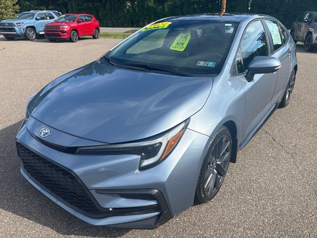 Used 2024 Toyota Corolla SE w/ SE Premium Package FWD image 2