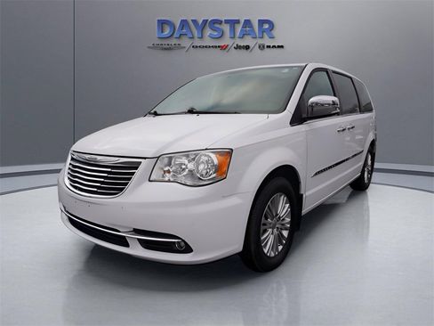 Used 2015 Chrysler Town & Country Touring-L w/ Driver Convenience Group image 38