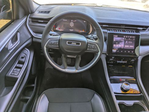 Used 2024 Jeep Grand Cherokee L Altitude RWD image 15