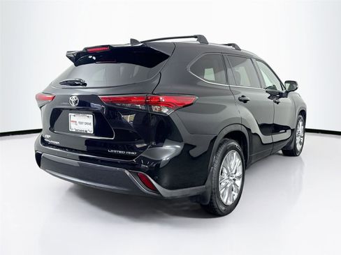 Used 2023 Toyota Highlander Limited image 2