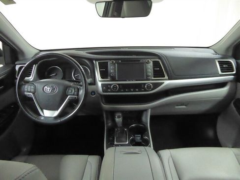 Used 2019 Toyota Highlander XLE AWD/4WD image 9