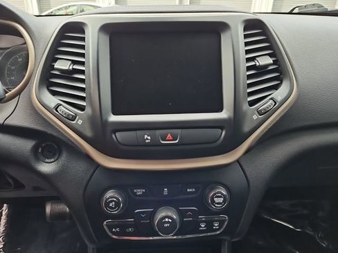 Used 2017 Jeep Cherokee Latitude w/ Safety/Convenience Group image 10