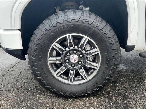 Used 2024 GMC Sierra 1500 AT4 w/ Technology Package image 9