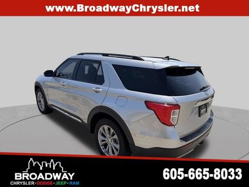 Used 2022 Ford Explorer XLT w/ Equipment Group 202A AWD/4WD image 8