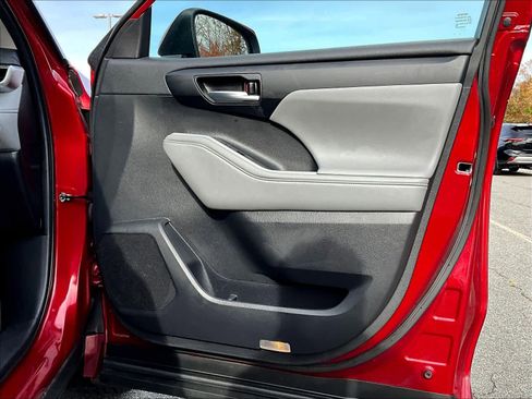 Used 2023 Toyota Highlander XLE image 12