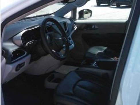 Used 2023 Chrysler Pacifica Touring-L FWD image 5