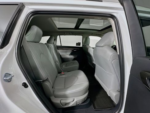 New 2026 Toyota Highlander Platinum image 30