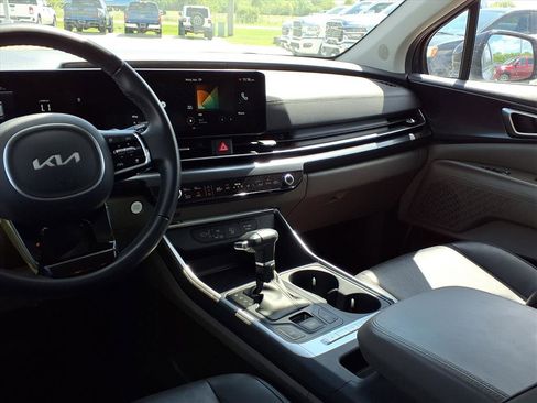 Used 2025 Kia Carnival FWD image 7