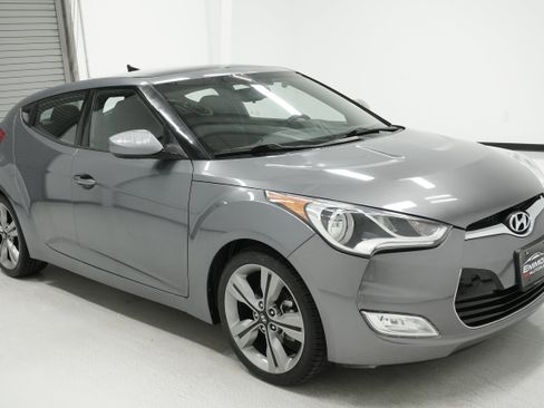 Used 2017 Hyundai Veloster Value Edition image 3