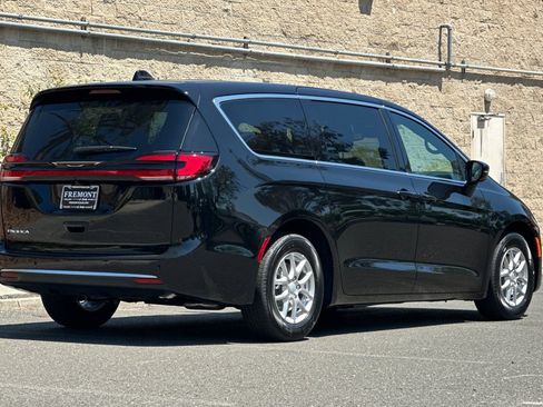 New 2027 Chrysler Pacifica Select FWD image 3