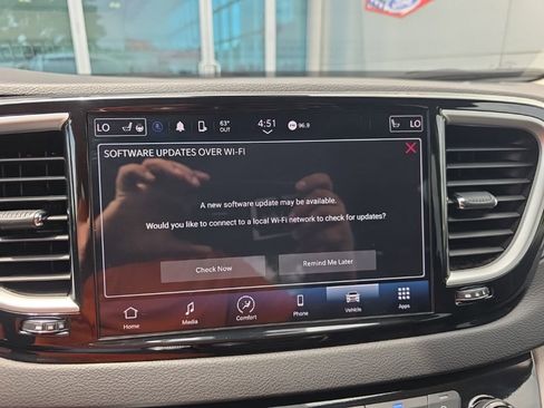 Used 2024 Chrysler Pacifica Touring-L FWD image 16
