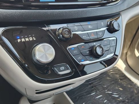 Used 2022 Chrysler Pacifica Touring-L FWD image 10