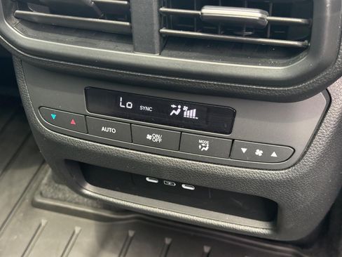 Used 2025 Honda Pilot Touring image 13