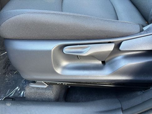 Used 2025 Toyota Corolla Cross LE image 23