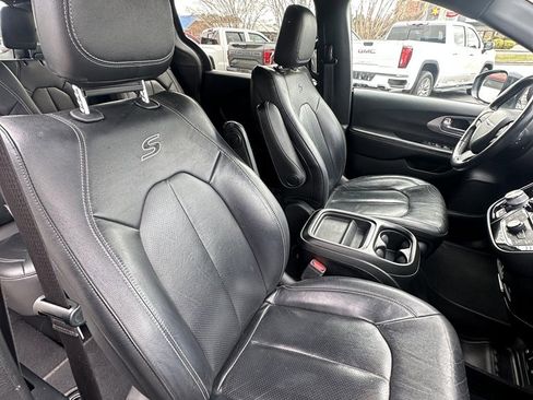 Used 2020 Chrysler Pacifica Touring-L image 13