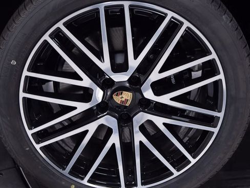 Certified 2025 Porsche Cayenne Coupe AWD/4WD image 11