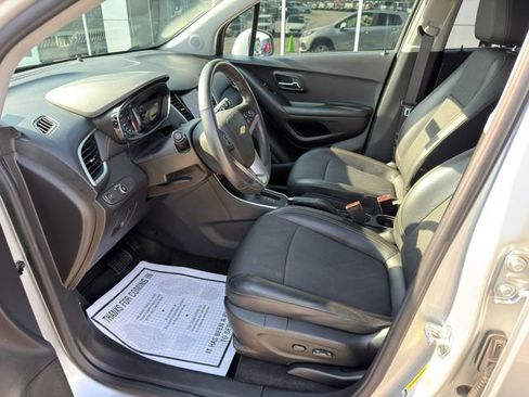 Used 2022 Chevrolet Trax LT w/ LT Convenience Package image 11