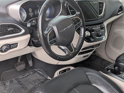 Used 2021 Chrysler Pacifica Touring-L w/ Uconnect Theater Family Group FWD image 7