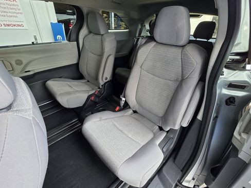 Used 2023 Toyota Sienna LE AWD/4WD image 9