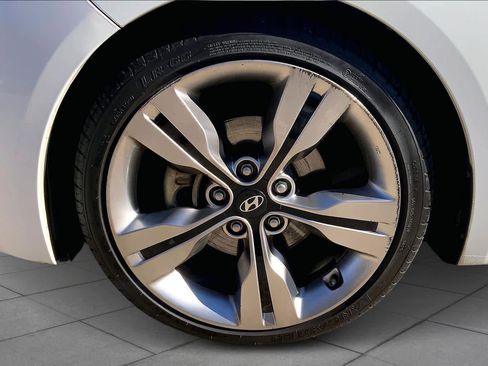 Used 2013 Hyundai Veloster w/ Style Pkg image 10