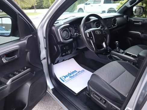 Used 2022 Toyota Tacoma TRD Sport AWD/4WD image 3