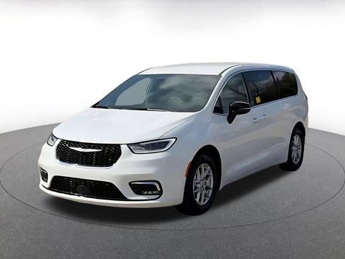 Used 2025 Chrysler Pacifica Select FWD image 7