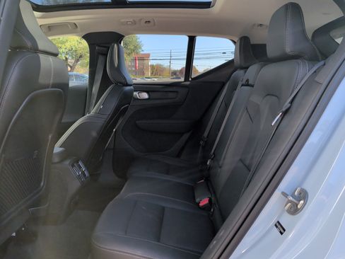 Used 2025 Volvo XC40 B5 Plus image 18