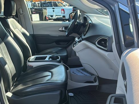 Used 2023 Chrysler Pacifica Touring-L image 11