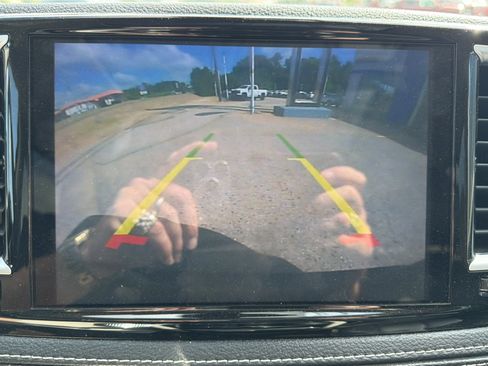 Used 2023 Chrysler Pacifica Limited FWD image 11