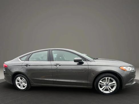 Used 2018 Ford Fusion SE FWD image 4
