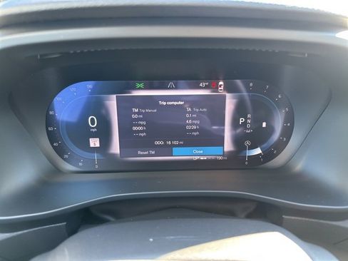 Certified 2025 Volvo XC40 B5 Plus image 25