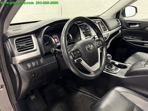 Used 2017 Toyota Highlander XLE AWD/4WD image 3