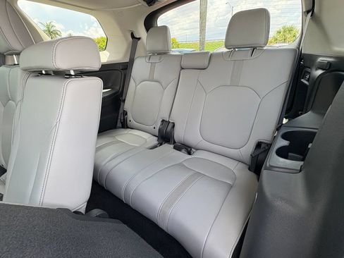 Used 2025 Honda Pilot EX-L image 18