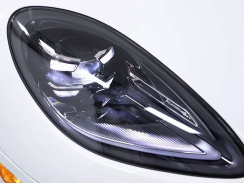 Certified 2025 Porsche Macan image 33