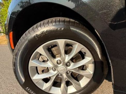 Used 2023 Chrysler Pacifica Touring-L AWD/4WD image 13