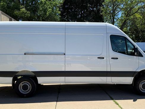 Used 2025 Mercedes-Benz Sprinter 2500 image 7